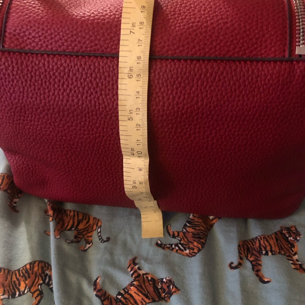Red Women's Crossbody Bag - Sleek Pebbled Leather Style - Picture 5 of 10